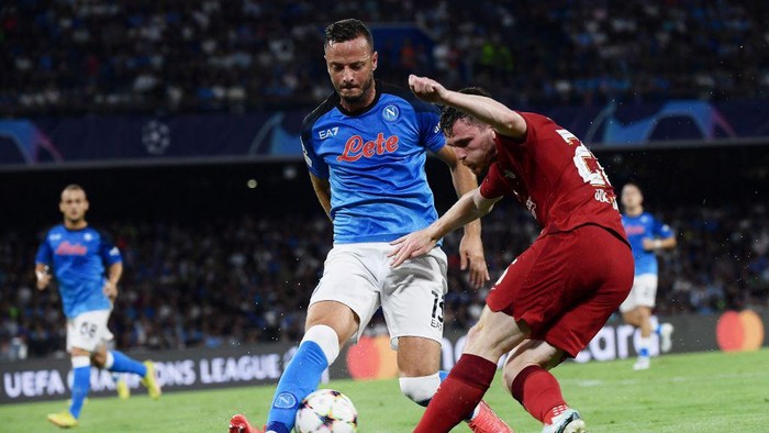 Napolis Kosovan defender Amir Rrahmani (L) fights for the ball with Liverpools Scottish defender Andrew Robertson during the UEFA Champions League Group A first leg football match between SSC Napoli and Liverpool FC at the Diego Armando Maradona Stadium in Naples on September 7, 2022. (Photo by Filippo MONTEFORTE / AFP) (Photo by FILIPPO MONTEFORTE/AFP via Getty Images)