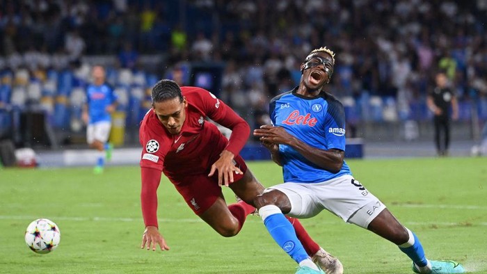 Liverpools Dutch defender Virgil van Dijk (L) fights for the ball with Napolis Nigerian forward Victor Osimhen during the UEFA Champions League Group A first leg football match between SSC Napoli and Liverpool FC at the Diego Armando Maradona Stadium in Naples on September 7, 2022. (Photo by Alberto PIZZOLI / AFP) (Photo by ALBERTO PIZZOLI/AFP via Getty Images)