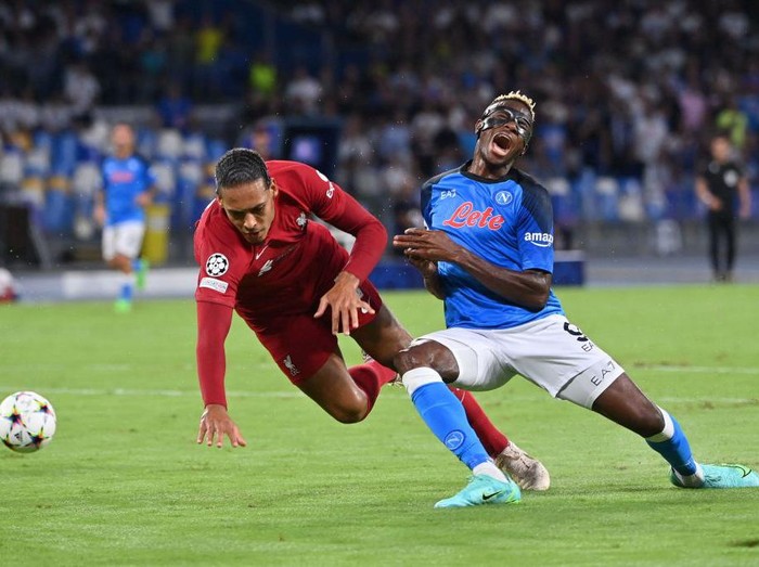 Napoli vs Liverpool Liverpool's Dutch defender Virgil van Dijk (L) fights for the ball with Napoli's Nigerian forward Victor Osimhen during the UEFA Champions League Group A first leg football match between SSC Napoli and Liverpool FC at the Diego Armando Maradona Stadium in Naples on September 7, 2022. (Photo by Alberto PIZZOLI / AFP) (Photo by ALBERTO PIZZOLI/AFP via Getty Images)