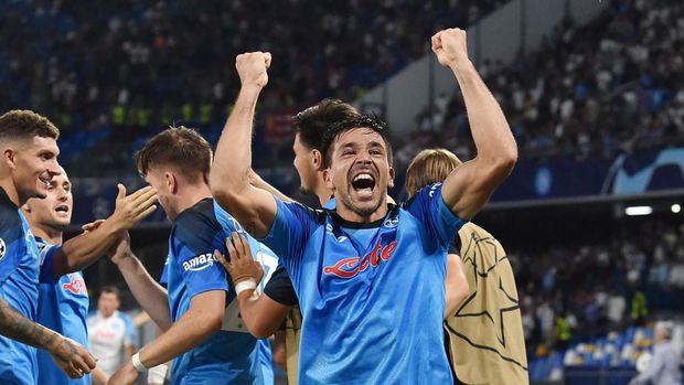 NAPLES, ITALY - SEPTEMBER 07:  Giovanni Simeone of SSC Napoli celebrates after Piotr Zielinski scored the 4-0 goal during the UEFA Champions League group A match between SSC Napoli and Liverpool FC at Stadio Diego Armando Maradona on September 7, 2022 in Naples, Italy.  (Photo by Giuseppe Bellini/Getty Images)