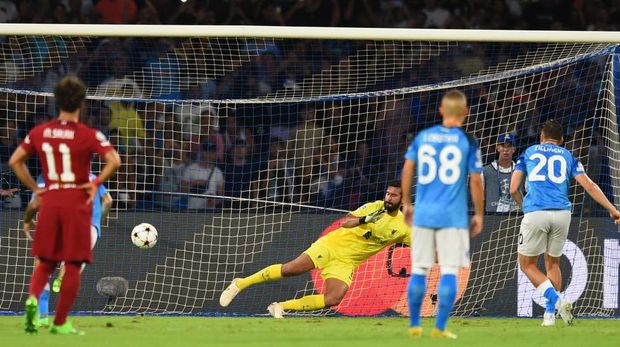 NAPLES, ITALY - SEPTEMBER 07: (THE SUN OUT,THE SUN ON SUNDAY OUT) Napoli P.Zielinski scores the first goal  from the penalty spot  during the UEFA Champions League group A match between SSC Napoli and Liverpool FC at Stadio Diego Armando Maradona on September 07, 2022 in Naples, Italy. (Photo by Andrew Powell/Liverpool FC via Getty Images)