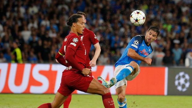 NAPLES, ITALY - SEPTEMBER 07: Giovanni Simeone of SSC Napoli, Virgil van Dijk of Liverpool FC, Andrew Robertson of Liverpool FC battle for the ball during the UEFA Champions League group A match between SSC Napoli and Liverpool FC at Stadio Diego Armando Maradona on September 7, 2022 in Naples, Italy. (Photo by Carlo Hermann/DeFodi Images via Getty Images)