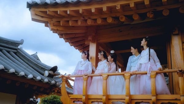 Cantik Natural! Gaya NewJeans Pakai Hanbok Sambut Chuseok