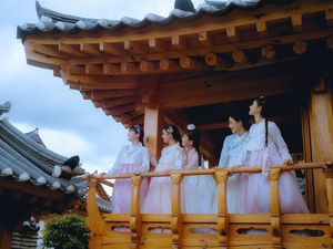 Cantik Natural! Gaya NewJeans Pakai Hanbok Sambut Chuseok