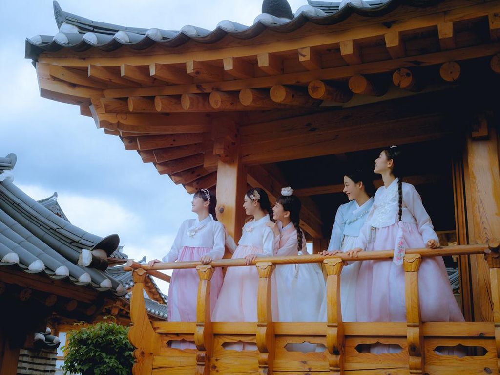 Cantik Natural! Gaya NewJeans Pakai Hanbok Sambut Chuseok Cantik Natural! Gaya NewJeans Pakai Hanbok Sambut Chuseok