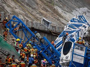 Ngeri... Crane di Hong Kong Roboh Timpa Pekerja, Dua Orang Tewas