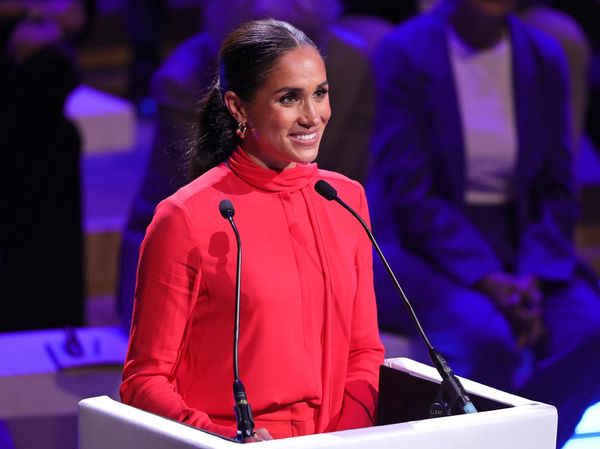 8 Gaya Meghan Markle Pidato di Inggris Setelah Disambut Aksi Protes