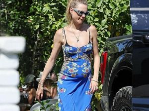 Penampakan Perut Membuncit Istri Adam Levine, Konon Hamil Anak Ketiga Penampakan Perut Membuncit Istri Adam Levine, Konon Hamil Anak Ketiga