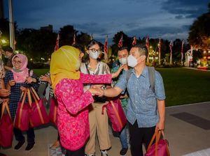 Khofifah Ajak Difabel Peserta Job Fair Nikmati Cantiknya River Side Grahadi Khofifah Ajak Difabel Peserta Job Fair Nikmati Cantiknya River Side Grahadi