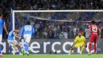 Foto: Napoli Beri Tsunami Gol ke Gawang Liverpool