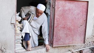 Luar Biasa, Kakek Ini Simpan Koleksi 15.000 Buku di Gudang Bawah Tanah