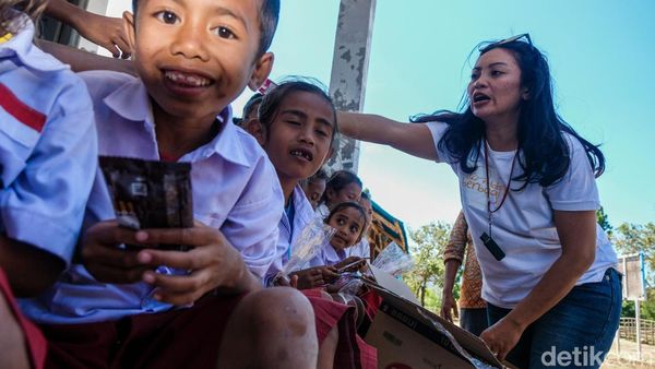Potret Serli, Sosok yang Bantu Pendidikan Anak-anak di Pedalaman NTT