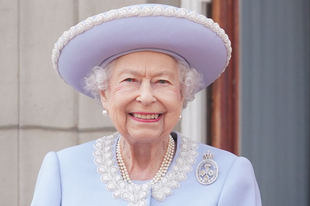 Ratu Elizabeth II Britain's Queen Elizabeth II stands on the Balcony of Buckingham Palace bas the troops march past during the Queen's Birthday Parade, the Trooping the Colour, as part of Queen Elizabeth II's platinum jubilee celebrations, in London on June 2, 2022. - Huge crowds converged on central London in bright sunshine on Thursday for the start of four days of public events to mark Queen Elizabeth II's historic Platinum Jubilee, in what could be the last major public event of her long reign. (Photo by Jonathan Brady / POOL / AFP)
