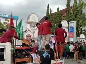 Tolak Kenaikan Harga BBM, Mahasiswa Mataram: Presiden dan DPR Tuli! Tolak Kenaikan Harga BBM, Mahasiswa Mataram: Presiden dan DPR Tuli!