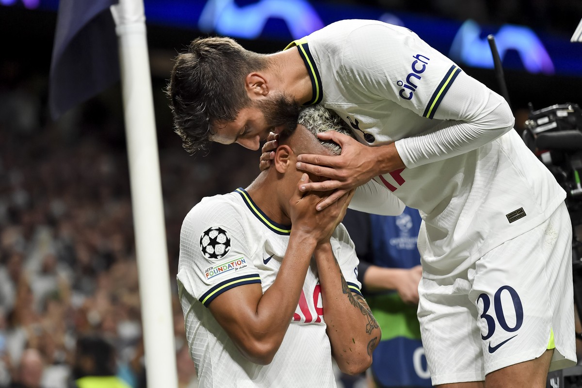 Richarlison menangis usai membuat debut dan mencetak gol di Liga Champions. (Foto: DeFodi Images via Getty Images/DeFodi Images