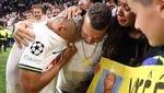 Di Bahu sang Ayah, Tangis Richarlison Pecah