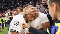 Di tepi lapangan, Richarlison berbagi kegembiraan dengan keluarganya. Foto: Tottenham Hotspur FC via Getty I/Tottenham Hotspur FC