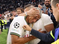 Di tepi lapangan, Richarlison berbagi kegembiraan dengan keluarganya. Foto: Tottenham Hotspur FC via Getty I/Tottenham Hotspur FC