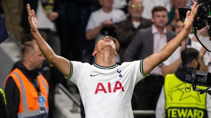 LONDON, ENGLAND - SEPTEMBER 07: Richarlison of Tottenham Hotspur celebrates after scoring opening goal during the UEFA Champions League group D match between Tottenham Hotspur and Olympique Marseille at Tottenham Hotspur Stadium on September 7, 2022 in London, United Kingdom. (Photo by Sebastian Frej/MB Media/Getty Images)