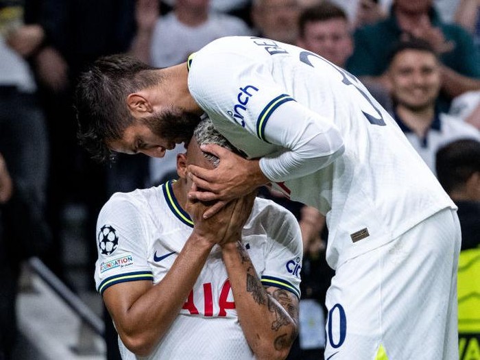 LONDON, ENGLAND - SEPTEMBER 07: Richarlison of Tottenham Hotspur celebrates with Rodrigo Bentancur after scoring opening goal during the UEFA Champions League group D match between Tottenham Hotspur and Olympique Marseille at Tottenham Hotspur Stadium on September 7, 2022 in London, United Kingdom. (Photo by Sebastian Frej/MB Media/Getty Images)