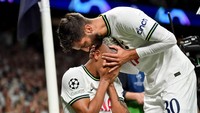 Richarlison sedemikian lama menantikan tampil di Liga Champions. Bisa menandai debutnya dengan gol bikin pemain asal Brasil itu tak kuasa menahan tangis. Foto: DeFodi Images via Getty Images/DeFodi Images