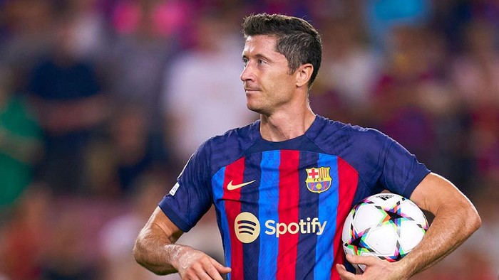 BARCELONA, SPAIN - SEPTEMBER 07: Robert Lewandowski of FC Barcelona celebrates victory with their hat-trick match ball following their sides victory in the UEFA Champions League group C match between FC Barcelona and Viktoria Plzen at Spotify Camp Nou on September 07, 2022 in Barcelona, Spain. (Photo by Pedro Salado/Quality Sport Images/Getty Images)