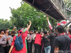 Massa Demo BBM di Patung Kuda Saling Dorong dengan Polisi