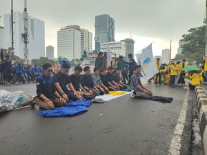 Mahasiswa Demo BBM di Patung Kuda Salat di Tengah Guyuran Hujan
