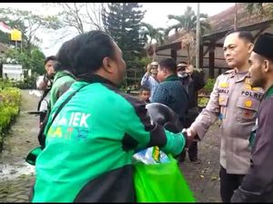 Polres Malang Berikan Bantuan Sembako untuk Sopir Angkot dan Tukang Ojek