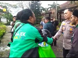 Polres Malang Berikan Bantuan Sembako untuk Sopir Angkot dan Tukang Ojek