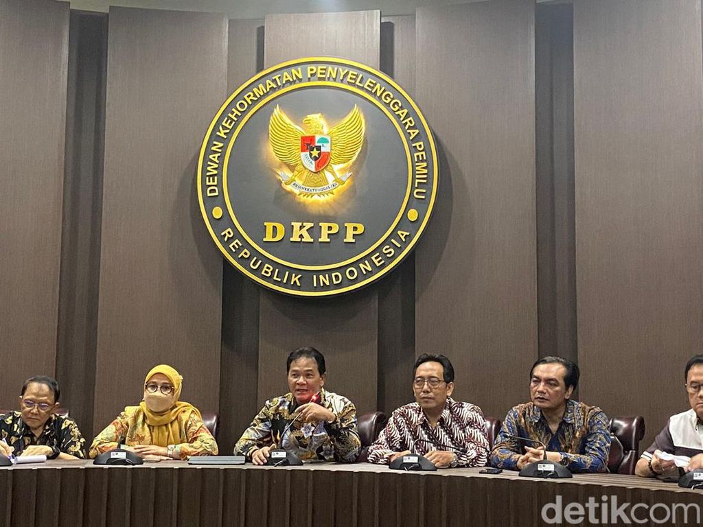 Heddy Lugito Ditetapkan Jadi Ketua DKPP Periode 2022-2027