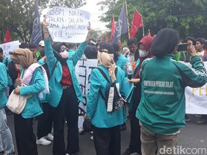 Peserta Demo Solo Angkat Poster: BBM Naik Jalan-jalan Sama Ayang Jadi Sulit Peserta Demo Solo Angkat Poster: BBM Naik Jalan-jalan Sama Ayang Jadi Sulit