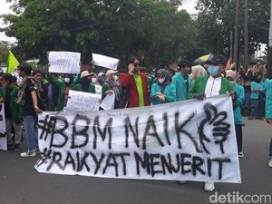Demo Harga BBM Dimulai, Massa Merangsek ke Gerbang DPRD Solo