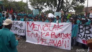 Suasana Demonstrasi Tolak Kenaikan Harga BBM di Solo