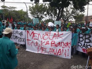 Suasana Demonstrasi Tolak Kenaikan Harga BBM di Solo Suasana Demonstrasi Tolak Kenaikan Harga BBM di Solo