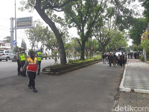 Massa Demo Tolak Kenaikan BBM di DPRD Solo Mulai Datang, Aparat Bersiaga