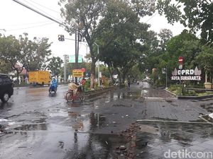 Demo BBM Naik di DPRD Solo Bubar, Jalan Adi Sucipto Kembali Lancar Demo BBM Naik di DPRD Solo Bubar, Jalan Adi Sucipto Kembali Lancar