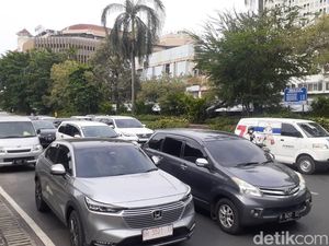 Massa Demo BBM Dorong Motor, Simpang Lima Semarang Sempat Macet