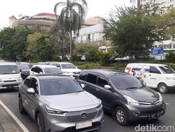 Massa Demo BBM Dorong Motor, Simpang Lima Semarang Sempat Macet