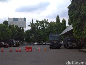 Water Cannon dan Kawat Berduri Disiagakan di Lokasi Demo BBM Semarang