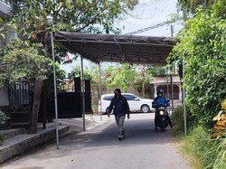 Suasana Rumah Duka Pilot Pesawat Jatuh, Tenda-Karangan Bunga Mulai Terpasang