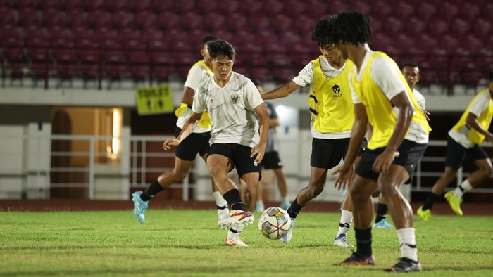 Timnas Indonesia U-19 tiba di Surabaya dengan kekuatan 30 pemain, Rabu (7/9/2022). Skuad Garuda langsung berlatih di lapangan Thor, Surabaya.