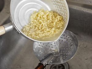 Masak Mie Rebus, Idealnya Mie Dipisah atau Direbus Bareng Kuah? Masak Mie Rebus, Idealnya Mie Dipisah atau Direbus Bareng Kuah?