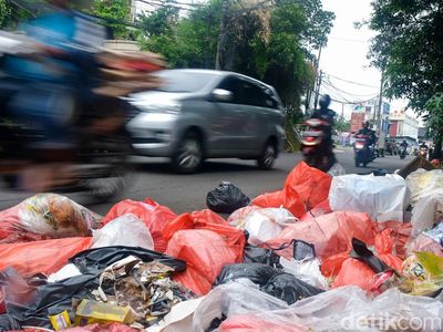 Hiii.. Tumpukan Sampah di Cirendeu Tangsel Ini Bikin Bau Tak Sedap