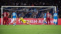 Napoli nyaris menggandakan skor, usai kembali mendapat penalti. Namun, upaya Victor Osimhen kali ini bisa digagalkan Alisson Becker. (Foto: Ivan Romano/Getty Images)