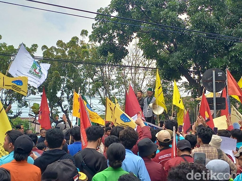 Ditemui 3 Waket DPRD Solo, Massa Demo BBM Naik Menolak! Ditemui 3 Waket DPRD Solo, Massa Demo BBM Naik Menolak!