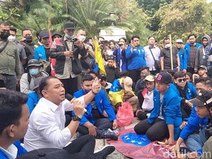Temui Mahasiswa Demo BBM Naik, Walkot Eri Duduk Bareng-Ajak Selawatan