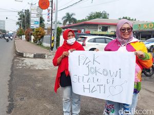 Emak-emak Kecewa Jokowi Batal Datang ke Bandung Emak-emak Kecewa Jokowi Batal Datang ke Bandung