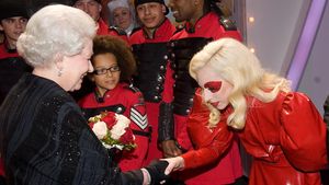 Para Bintang Tunduk ke Ratu Elizabeth II