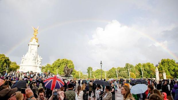 LONDON, UNITED KINGDOM - SEPTEMBER 08: Rainbow appears over Buckingham Palace shortly before the Queenâs death announced in London, United Kingdom on September 08, 2022. Buckingham Palace has announced today that Queen Elizabeth II has died peacefully at Balmoral at the age of 96. (Photo by Zuhal Demirci/Anadolu Agency via Getty Images)